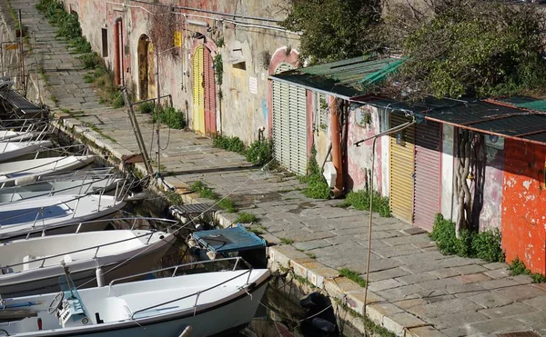 Piccole Imbarcazioni Ormeggiate Presso Una Vecchia Banchina Dei Fossi Porto — Foto Stock