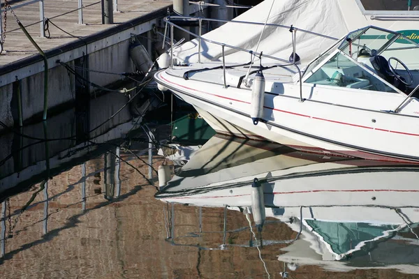 Petit Bateau Amarré Quai Avec Image Reflétée Dans Eau — Photo