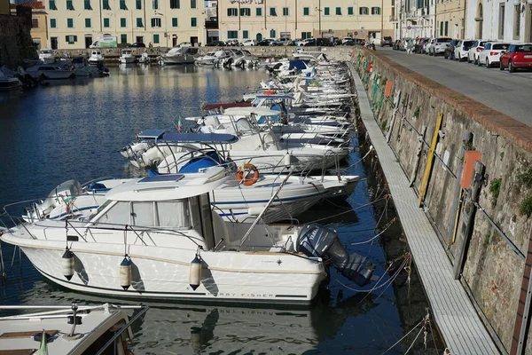 Livorno 'nun I Fossi adlı yapay limanında demirli çok sayıda küçük tekne ve demir iskelesi var.