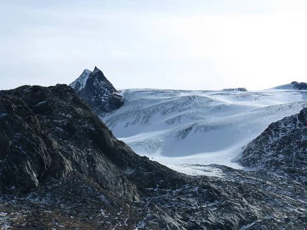 La Thuile Vadisi 'nde yaklaşık 3000 metrede Rutor buzulu uzanır, burada daha aşağı ve daha gevşek olan kısmı görürüz.