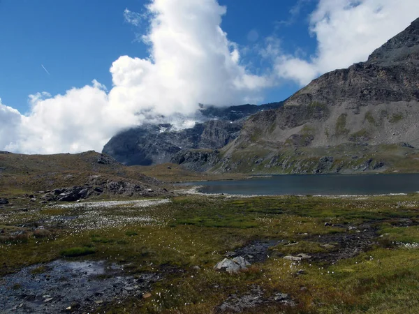 View Small Alpine Lake 2700 Meters High Mountain Peaks All — Stock Photo, Image