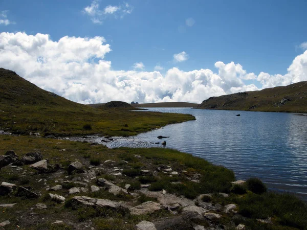 Vista Pequeño Lago Alpino 2700 Metros Altura Con Picos Montaña —  Fotos de Stock