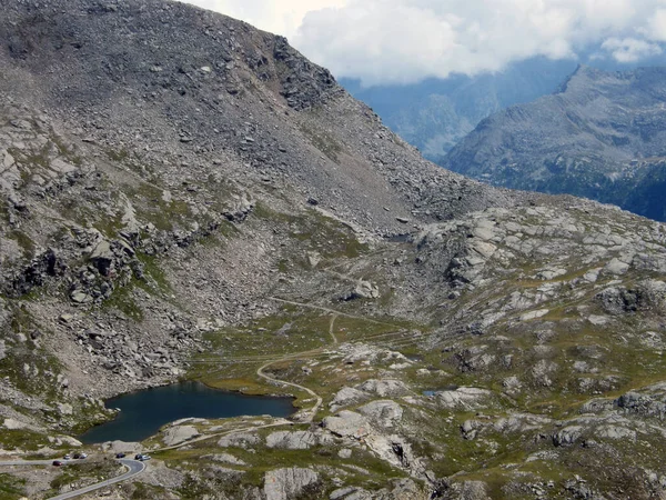 Justo Antes Pasar Nivolet Pequeño Lago Alpino Rodeado Pobres Pastos — Foto de Stock