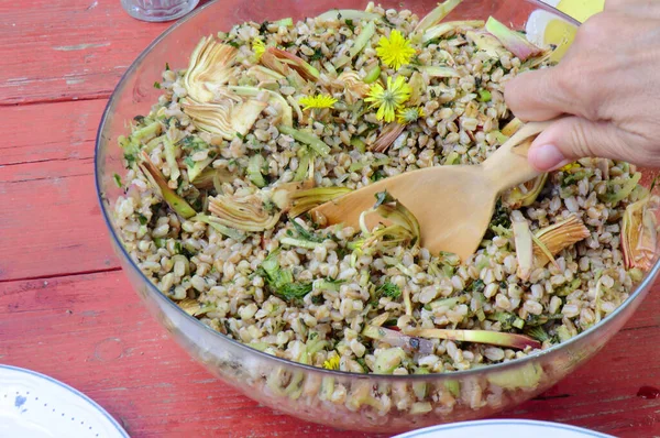 Toskana çiftliğinde öğle yemeği enginarlı, kerevizli ve kır çiçekli bir salata.