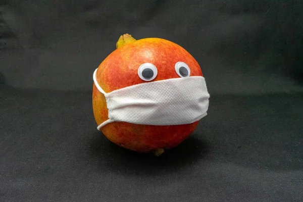 Nar, cerrahi maske ve büyük gözler.