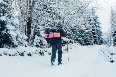 adam dağlarda hiking