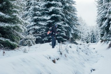 adam dağlarda hiking