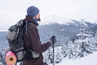 adam dağlarda hiking