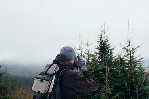 Mascul cu camera in munti — Fotografie, imagine de stoc