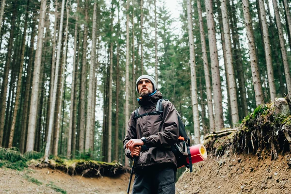 Caminhadas masculinas caucasianas nas montanhas — Fotografia de Stock