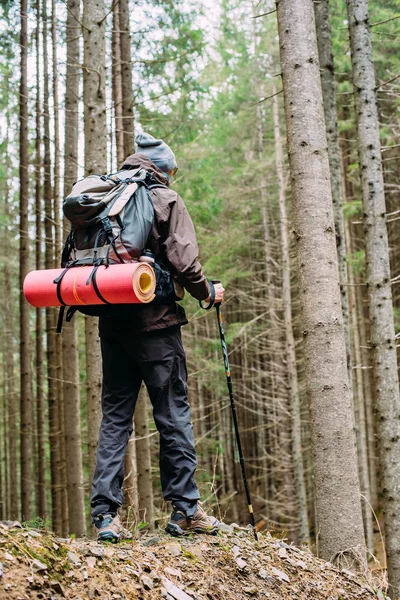 Kaukasische Männchen wandern in den Bergen — Stockfoto