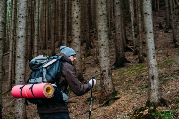 Kaukasisch mannetje wandelen in de bergen — Stockfoto