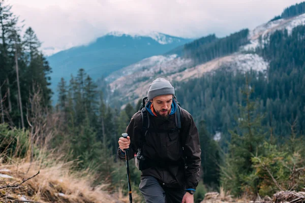 Kavkazská muž turistika v horách — Stock fotografie