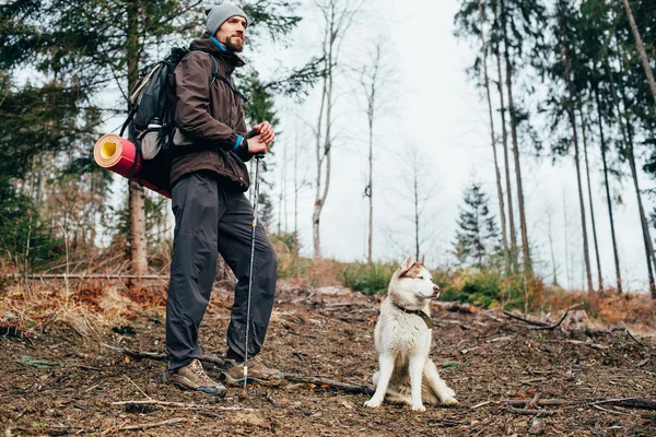Caminhante masculino com cão husky siberiano — Fotografia de Stock