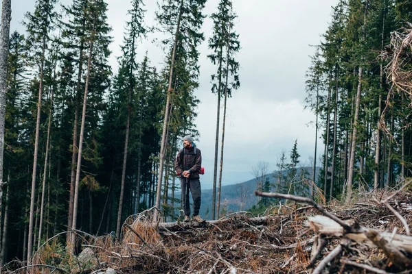 Kaukasiska manlig vandring i bergen — Stockfoto