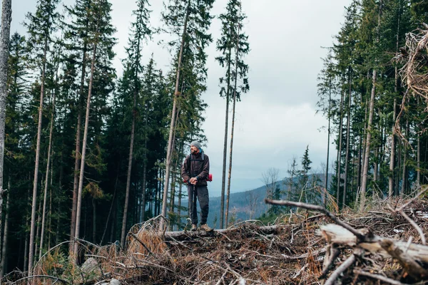 Caminhadas masculinas caucasianas nas montanhas — Fotografia de Stock