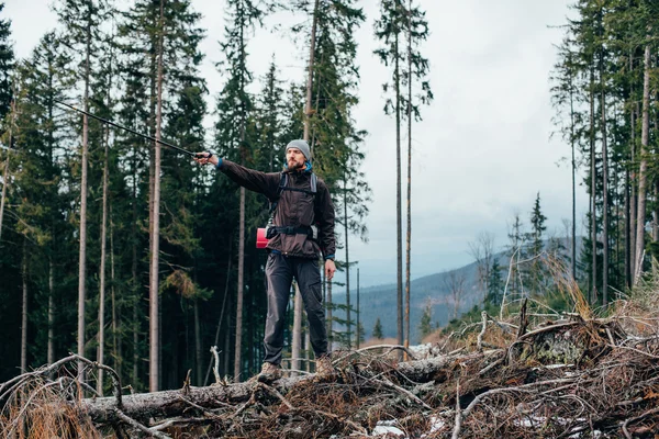 Caminhadas masculinas caucasianas nas montanhas — Fotografia de Stock