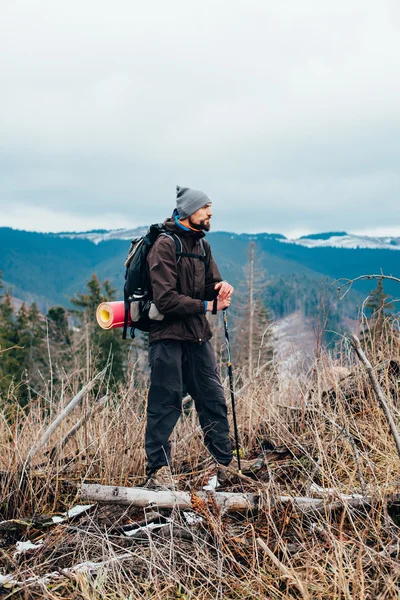 Caminhadas masculinas caucasianas nas montanhas — Fotografia de Stock