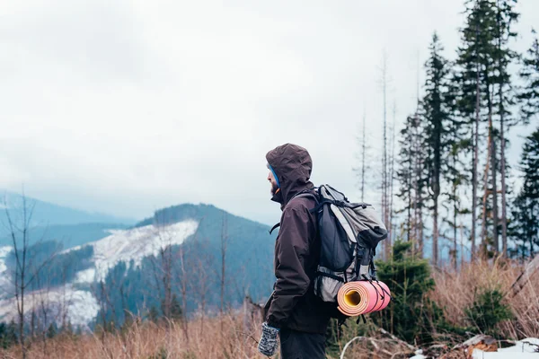 Kaukasiska manlig vandring i bergen — Stockfoto