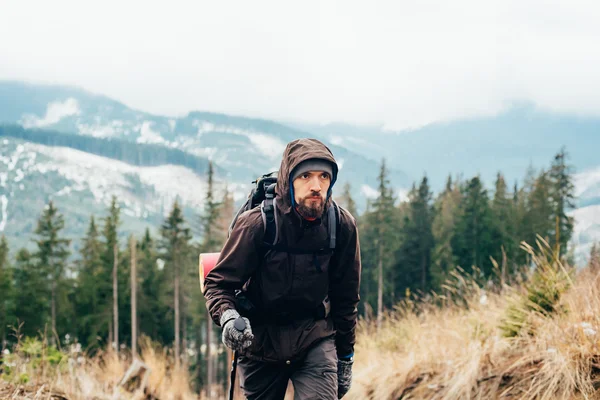 Caucasien mâle randonnée dans les montagnes — Photo