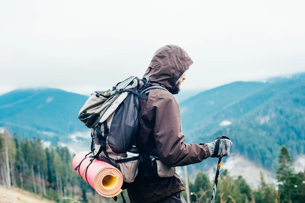 Kaukasische Männchen wandern in den Bergen — Stockfoto