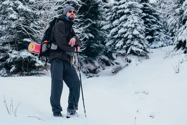 Hombre senderismo en las montañas —  Fotos de Stock