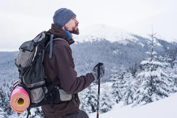 Homme randonnée en montagne — Photo