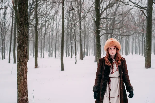 Ragazza in costume popolare — Foto Stock