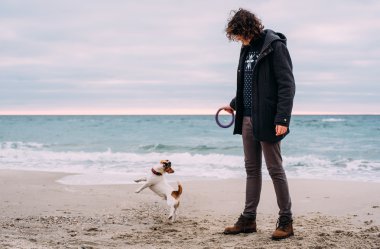 Jack ile oynuyor adam sahilde russel terrier