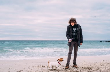 Jack ile oynuyor adam sahilde russel terrier