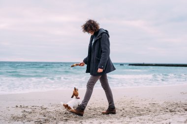 Jack ile oynuyor adam sahilde russel terrier