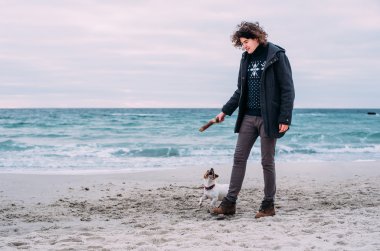 Jack ile oynuyor adam sahilde russel terrier