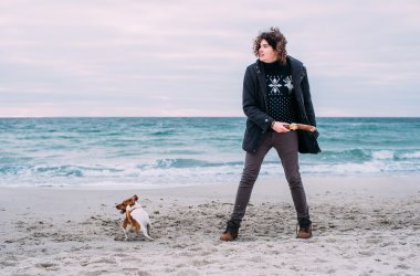 Jack ile oynuyor adam sahilde russel terrier