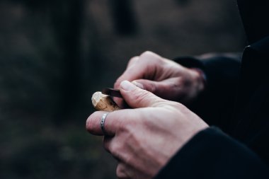 tahta bir sopa elinde bir bıçak ile kesmek