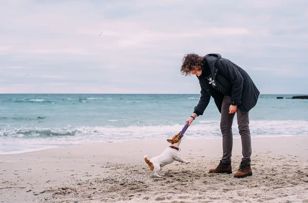 Jack ile oynuyor adam sahilde russel terrier