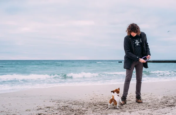 Człowiek z psem na plażę — Zdjęcie stockowe