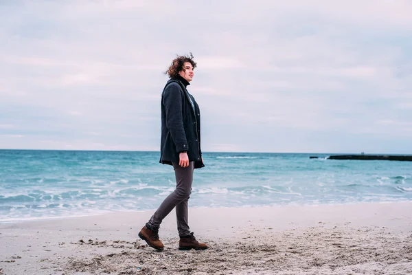 Mann geht am Strand spazieren — Stockfoto