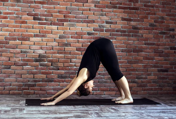 Mujer practicando yoga — Foto de Stock