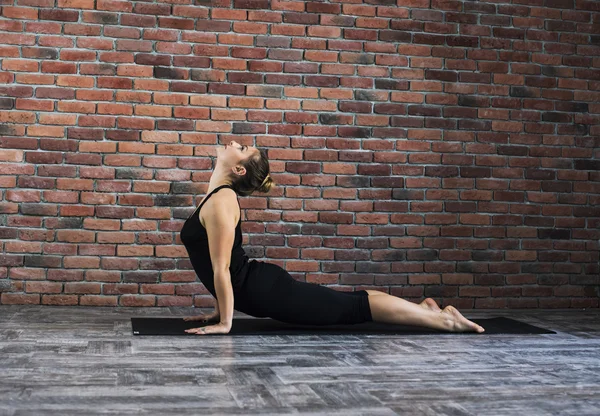 Mujer practicando yoga — Foto de Stock