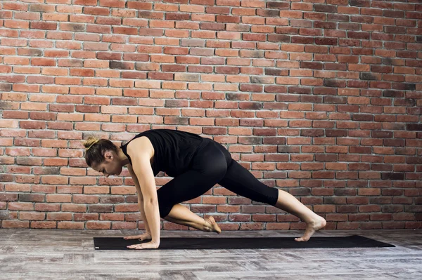 Vrouw die yoga beoefent — Stockfoto