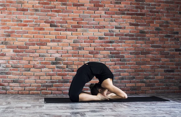 Mujer practicando yoga — Foto de Stock