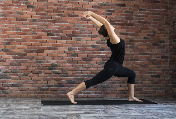 Mujer practicando yoga — Foto de Stock