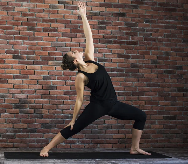 Mujer practicando yoga — Foto de Stock