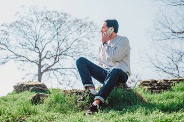 Park telefonda konuşan adam