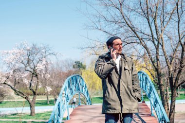 Park telefonda konuşan adam