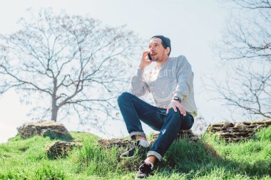 Park telefonda konuşan adam