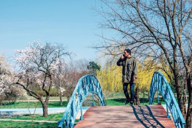 Park telefonda konuşan adam