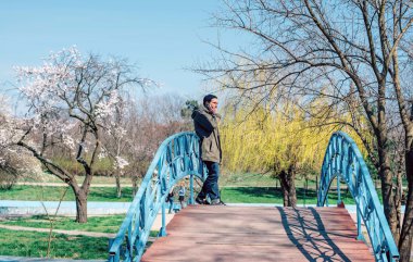 Park telefonda konuşan adam