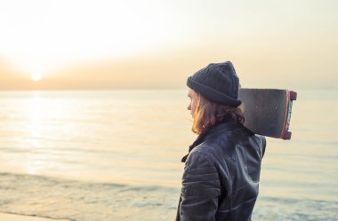 sırasında sunrise sunset plajında paten adamla