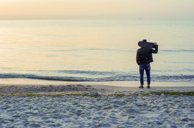 sırasında sunrise sunset plajında paten adamla